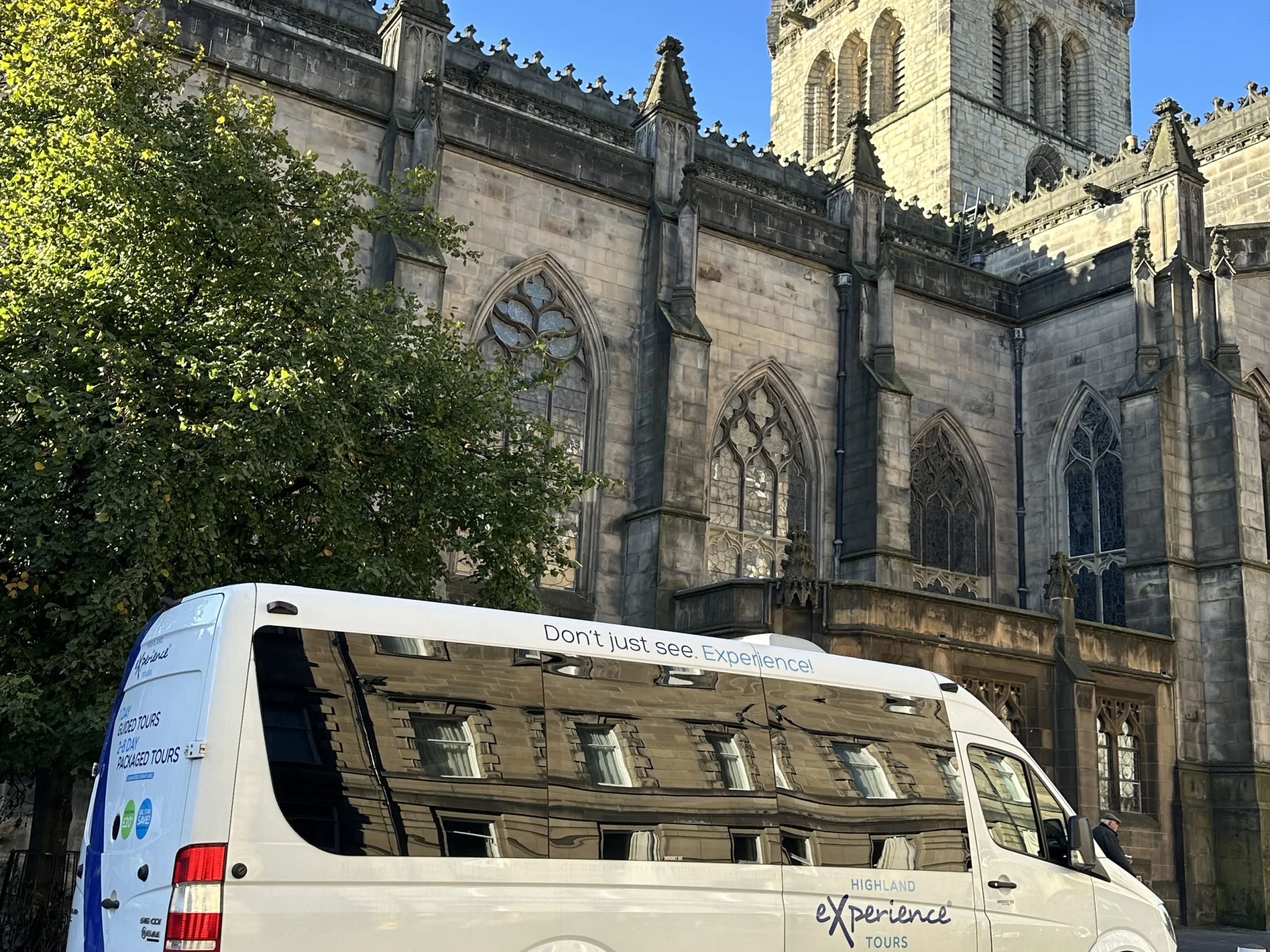 a bus parked in front of a building